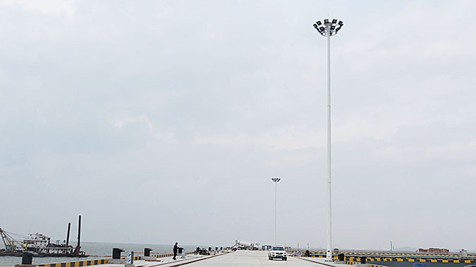 30米高桿燈安裝于珠海三一港口碼頭效果